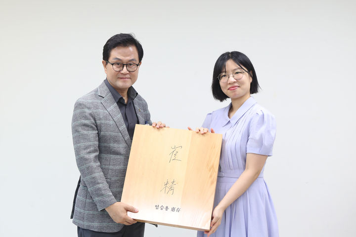 [보령=뉴시스] 엄승용(왼쪽) 보령시장과 최정 바둑기사. (사진=보령시청 제공) 2026.09.14. photo@newsis.com *재판매 및 DB 금지