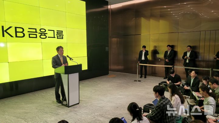 [서울=뉴시스]이재근 KB금융그룹 차기 회장 후보자가 14일 서울 여의도 KB국민은행 신관 로비에서 소감을 밝히는 모습. (사진=KB금융그룹 제공). 2026.09.14. photo@newsis.com 