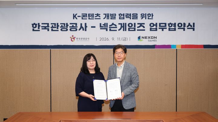 김영미 한국관광공사 관광AI혁신본부장(왼쪽)과 강인수 넥슨게임즈 경영총괄본부장. (사진=한국관광공사) *재판매 및 DB 금지