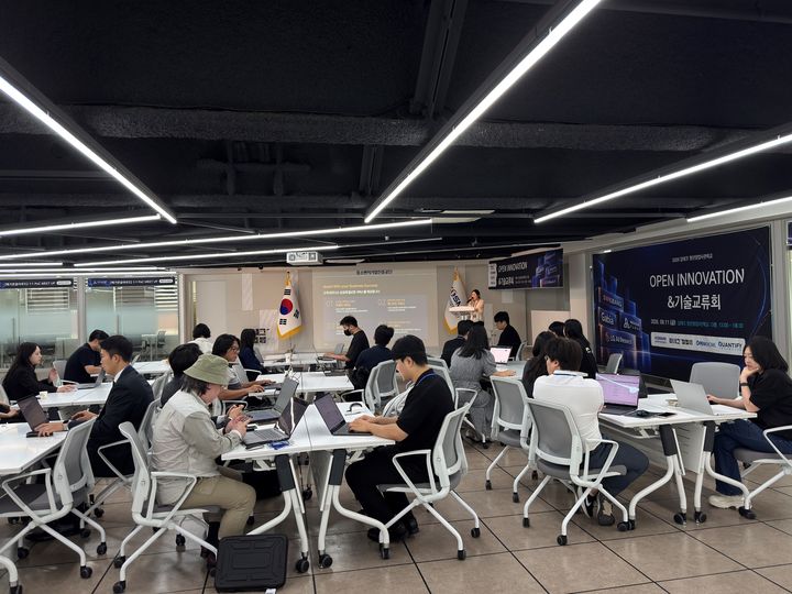[서울=뉴시스] 2026 딥테크창업사관학교 입교기업의 시장진출을 위한 대·중견기업과의 기술교류회. (사진=중소벤처기업진흥공단 제공) 2026.09.14. photo@newsis.com *재판매 및 DB 금지