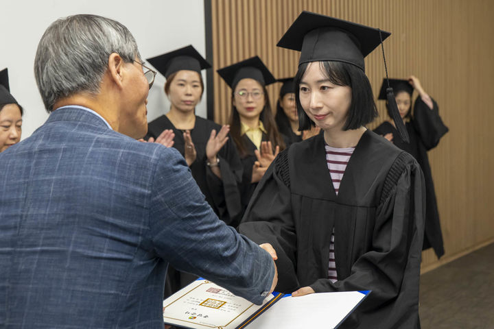 [서울=뉴시스] 졸업증서를 수여받는 롯데 서울다문화엄마학교 22기 학생. (사진=롯데복지재단 제공) 2026.09.14. photo@newsis.com *재판매 및 DB 금지