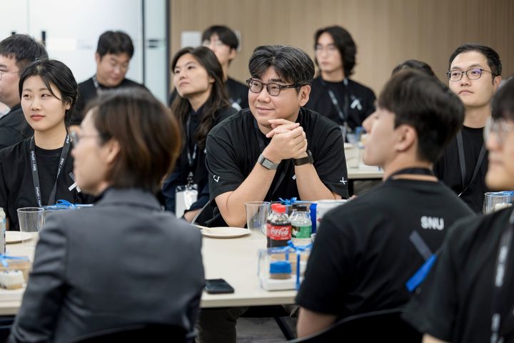 송치형 두나무 회장이 'SNU x UPbit Startup Studio' 참가 창업자의 발표를 듣고 있다.(사진=두나무 제공) *재판매 및 DB 금지