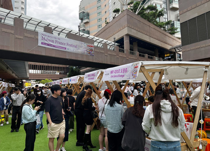 [서울=뉴시스] 지난 13일 경기 수원시 아브뉴프랑 광교에서 열린 '메종 프랑스 페스티벌' 행사장에서 방문객들이 팝업존을 둘러보는 모습. (사진=호반건설 제공) 2026.09.14. photo@newsis.com *재판매 및 DB 금지