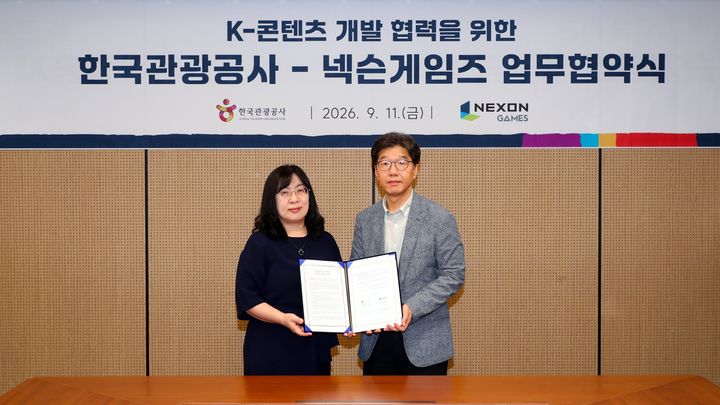 [서울=뉴시스] 김영미 한국관광공사 관광AI혁신본부장(왼쪽), 강인수 넥슨게임즈 경영총괄본부장. (사진=넥슨게임즈 제공) *재판매 및 DB 금지