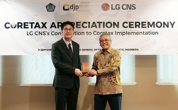 [서울=뉴시스] LG CNS 디지털비즈니스사업부장 김홍근 부사장(왼쪽)과 이완 드주니아르디 재무부장관 특별보좌관이 감사패 수여식에서 기념사진을 촬영하는 모습. (사진=LG CNS 제공) *재판매 및 DB 금지