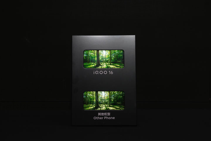 [서울=뉴시스]삼성디스플레이의 2K+165Hz 패널을 적용한 'iQOO 16'과 기존 제품을 비교 전시한 모습. (사진=삼성디스플레이 제공) 2026.09.14. photo@newsis.com *재판매 및 DB 금지