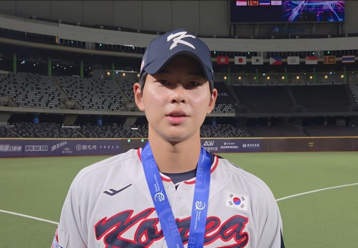 [서울=뉴시스] 사진공동취재단 = 제14회 아시아청소년야구선수권대회에서 우승한 뒤 취재진과 인터뷰하는 한국 18세 이하(U-18) 야구 대표팀 에이스 하현승. 2026.09.13. *재판매 및 DB 금지