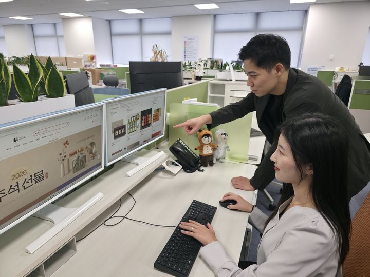[서울=뉴시스]삼성전자 DS부문 직원들이 추석 명절을 앞두고 운영되는 온라인 장터에 접속해 상품을 고르고 있다. (사진=삼성전자 제공) 2026.09.14. photo@newsis.com *재판매 및 DB 금지