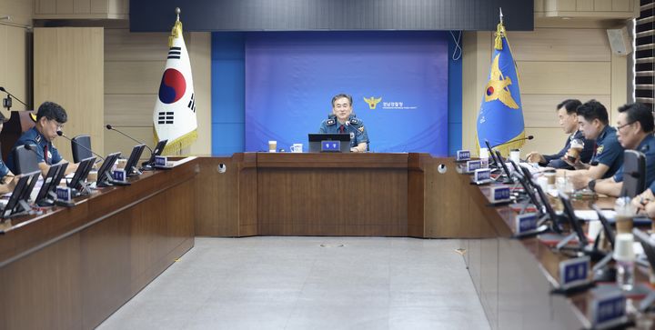 [창원=뉴시스] 강경국 기자 = 이재영 경남경찰청장이 14일 추석 연휴 체감안전 제고 대책과 관련해 범죄예방 전략회의를 주재하고 있다. (사진=경남경찰청 제공). 2026.09.14. photo@newsis.com *재판매 및 DB 금지