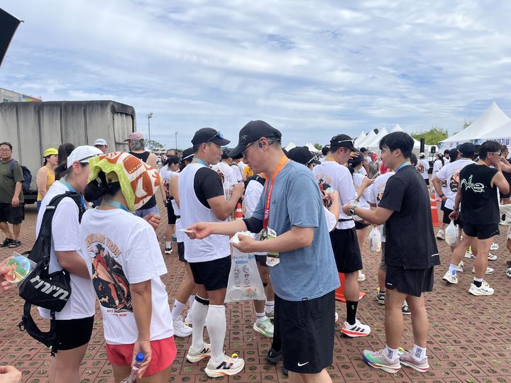 [횡성=뉴시스] 횡성군청 마라톤 동호회 회원들이 양양 강변 전국 마라톤대회 참가자들에게 홍보물을 배부하고 있다. (사진=횡성군 제공) 2026.09.14. photo@newsis.com *재판매 및 DB 금지