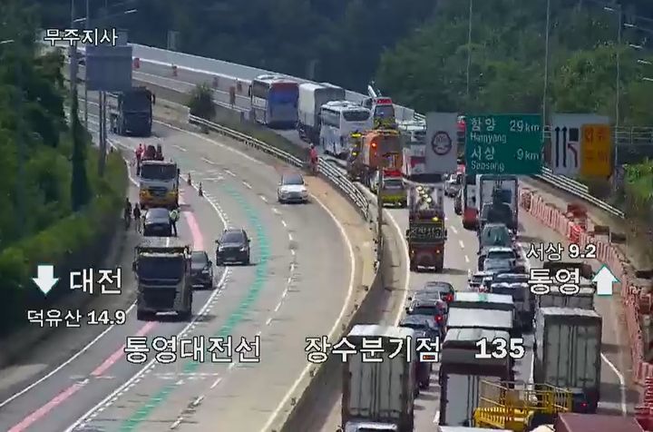 [장수=뉴시스] 14일 오전 9시30분께 전북 장수군 장계면을 지나는 통영대전고속도로 하행선 135㎞ 지점 장수분기점 인근에서 승용차가 갓길 가드레일을 들이받아 도로가 일부 통제돼있다. (사진=국가정보교통센터 CCTV 화면 갈무리) 2026.09.14. photo@newsis.com *재판매 및 DB 금지