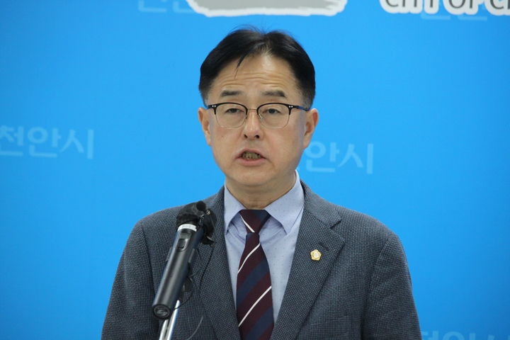 [천안=뉴시스] 최영민 기자=장혁 천안시의원이 14일 천안시청 브리핑실에서 가진 기자회견에서 발언을 하고 있다. 2026.09.14 ymchoi@newsis.com *재판매 및 DB 금지