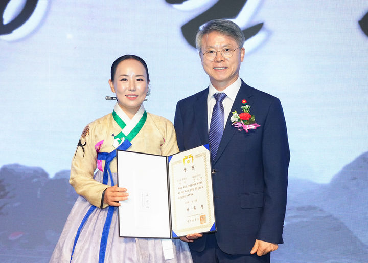 [전남광주=뉴시스] 제34회 임방울국악제에서 판소리 명창부 대통령상을 받은 민은경(44)씨와 민형배 전남광주통합특별시장. (사진=전남광주시 제공) 2026.09.14. photo@newsis.com *재판매 및 DB 금지