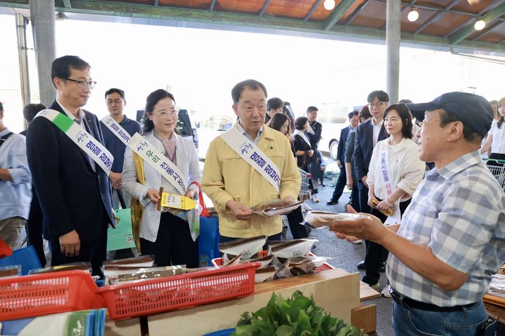 [산청=뉴시스] 산청군 전통시장 장보기 (사진=산청군 제공) 2026. 09. 14. photo@newsis.com *재판매 및 DB 금지