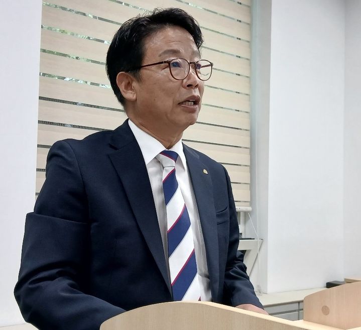 [대전=뉴시스] 조명휘 기자 = 김찬술 대전 대덕구청장이 14일 대전시의회 기자실서 회견을 열고 대덕구의회에 대해 조속히 원구성을 끝내줄 것을 호소하고 있다. 2026.09.14. joemedia@newsis.com *재판매 및 DB 금지