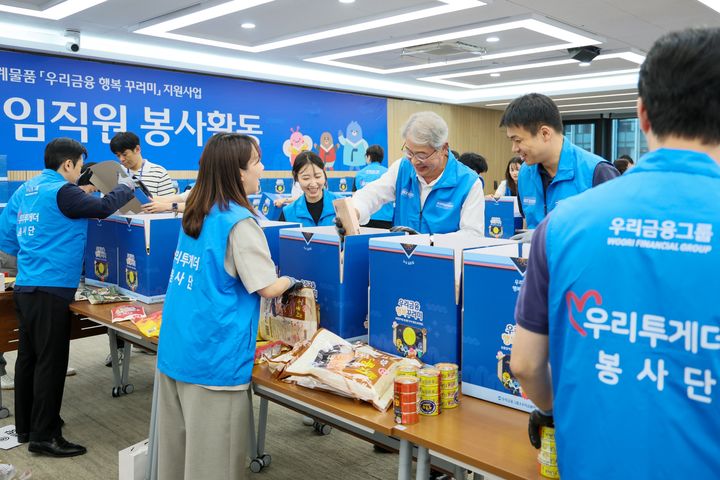 지난 1일 서울 회현동 우리은행 본점에서 임종룡 우리금융그룹 회장(가운데)과 임직원들이 추석맞이 조손가정 지원 봉사활동을 하고 있다. (사진=우리금융 제공) *재판매 및 DB 금지