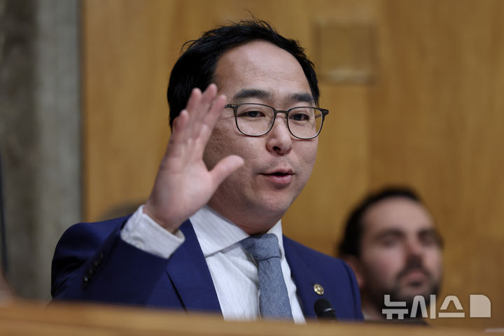 [워싱턴=AP/뉴시스] 오는 11월3일 미국 중간선거에서는 한국계 연방 의원들의 성적표도 주목된다. 사진은 앤디 김 미국 민주당 상원의원이 2026년 2월12일 워싱턴 국회의사당에서 열린 상원 국토안보위원회 청문회에서 발언하는 모습. 2026.09.14.
