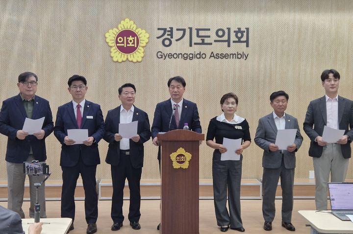 [수원=뉴시스] 이병희 기자 = 경기도의회 국민의힘 건전재정 혁신추진단이 14일 도의회 브리핑룸에서 더불어민주당과 경기도를 향해 '재정건전성 협치'를 제안하는 기자회견을 하고 있다. 2026.09.14. iambh@newsis.com&nbsp; *재판매 및 DB 금지