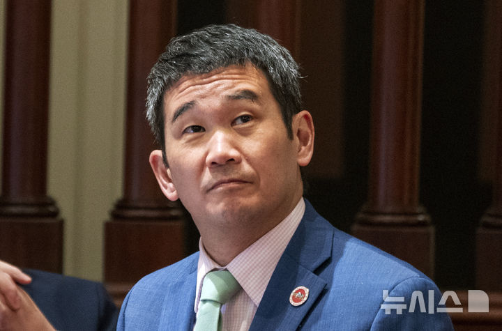[새크라멘토=AP/뉴시스] 오는 11월3일 미국 중간선거에서는 한국계 연방 의원들의 성적표도 주목된다. 사진은 데이브 민 미국 캘리포니아주 상원의원이 2023년 7월10일 새크라멘토 주의회 의사당에서 법안 논의를 듣는 모습. 2026.09.14.