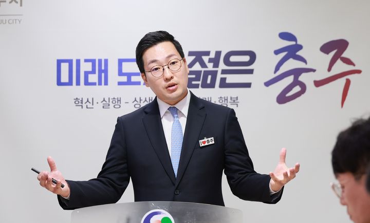 기자회견하는 이동석 충주시장 *재판매 및 DB 금지