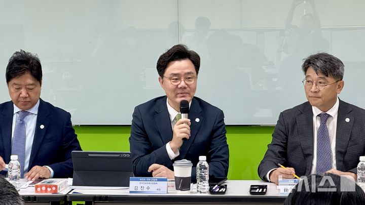 [서울=뉴시스] 윤정민 기자 = 김진수 한국정보보호산업협회(KISIA) 회장(가운데)이 14일 오전 서울 송파구 IT벤처타워에서 열린 '2026년도 KISIA 하반기 기자간담회'에서 취재진 질의에 답하고 있다. 2026.09.14. alpaca@newsis.com