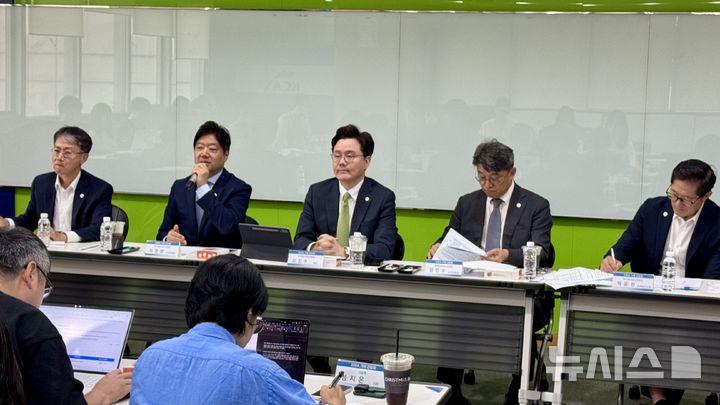[서울=뉴시스] 윤정민 기자 = 한국정보보호산업협회(KISIA) 회장단이 14일 오전 서울 송파구 IT벤처타워에서 열린 '2026년도 KISIA 하반기 기자간담회'에서 취재진 질의에 답하고 있다. (왼쪽부터) 배중섭 상근부회장, 최영철 수석부회장(SGA솔루션즈 대표), 김진수 회장(코닉글로리 대표), 김민수 수석부회장(LS웨어 대표), 박윤현 정책연구소장. 2026.09.14. alpaca@newsis.com