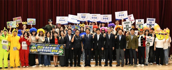 [원주=뉴시스] 한국도로교통공단 임직원들이 원주 본부에서 열린 '우리는 청정 넘버원! 청정 골든벨' 행사에서 기념촬영을 하고 있다.(사진=한국도로교통공단 제공) 2026.09.14. photo@newsis.com *재판매 및 DB 금지