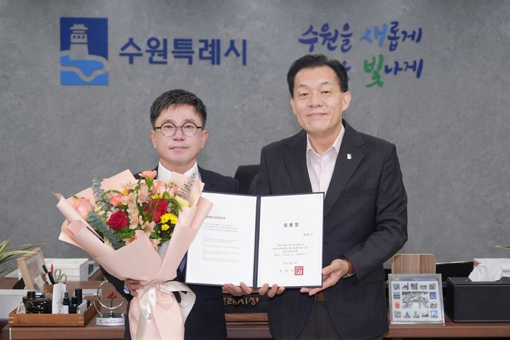 [수원=뉴시스] 이동기(왼쪽) 수원시 제2부시장. (사진=수원시 제공) 2026.09.14. photo@newsis.com *재판매 및 DB 금지