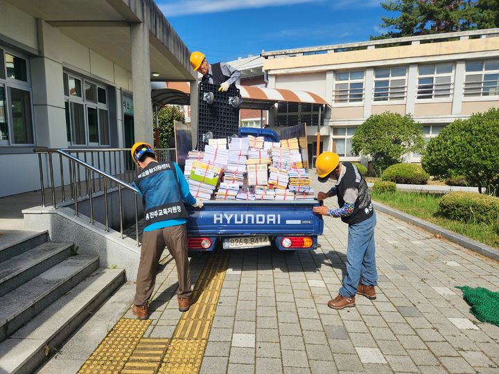 [진주=뉴시스]진주교육청, 폐기 기록물 운반 지원.(사진=진주교육청 제공).2026.09.14.photo@newsis.com *재판매 및 DB 금지
