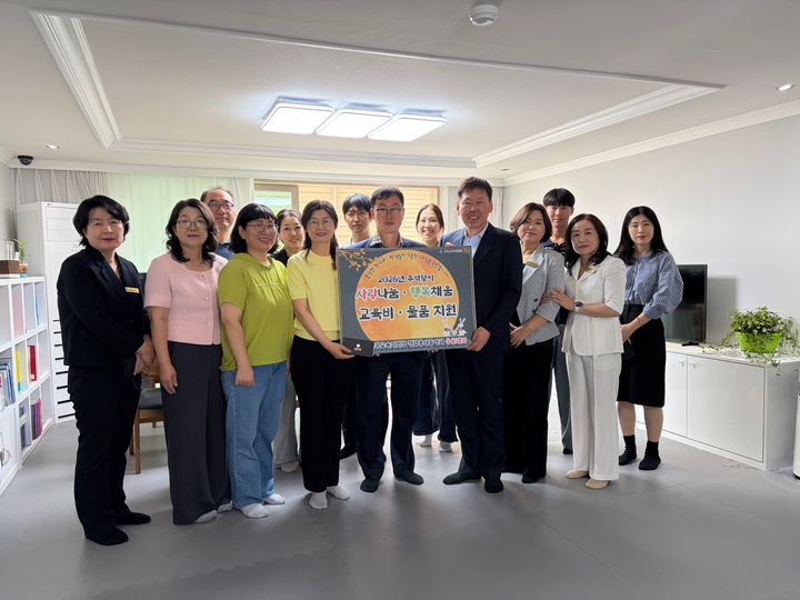 [진주=뉴시스]진주교육청 청렴봉사동아리 둥글레회 추석맞이 사랑나눔 실천.(사진=진주교육청 제공).2026.09.14.photo@newsis.com *재판매 및 DB 금지