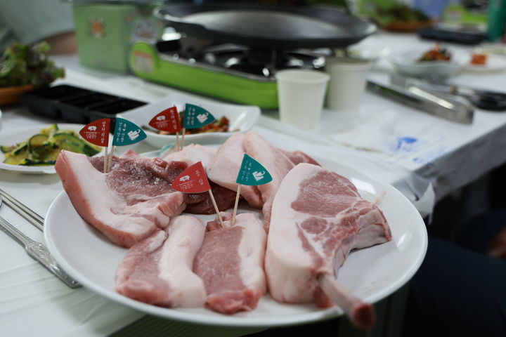 [산청=뉴시스] 산청군 내륙지역 최초 ‘난축맛돈’ 출하 (사진=산청군 제공) 2026. 09. 14. photo@newsis.com *재판매 및 DB 금지