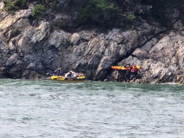 [보령=뉴시스] 보령해경이 레저보트 협조를 받아 고립자를 구조하고 있다.(사진=보령해양경찰서 제공) 2026.09.14. photo@newsis.com *재판매 및 DB 금지