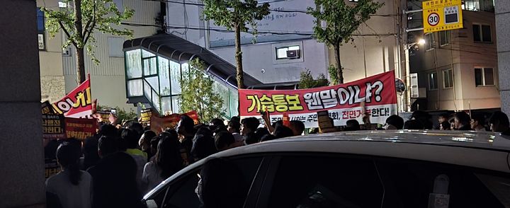 [서울=뉴시스] 염창동 주민들이 염창공원 주택 공급 관련 주민설명회 개최에 반발하며 시위 중인 모습. (사진=염창 주거환경 비상대책위원회 제공) 2026. 9. 14. *재판매 및 DB 금지