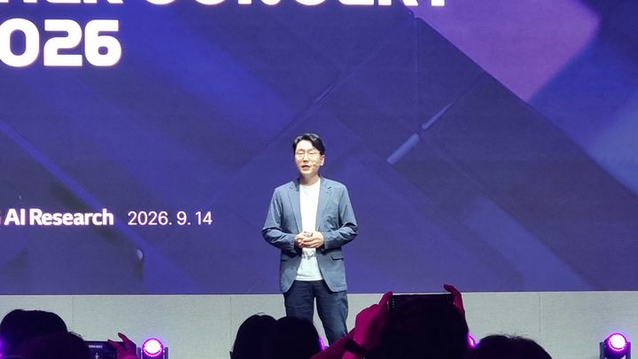 [서울=뉴시스]이지용 기자 = 임우형 LG AI연구원 공동 연구원장이 14일 서울 마곡 LG사이언스파크에서 열린 'LG AI 토크 콘서트 2026' 키노트 세션에서 발표하고 있다. 2026.09.14. leejy5223@newsis.com *재판매 및 DB 금지