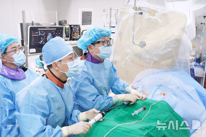 [인천=뉴시스] 인천성모병원 심장혈관내과 의료진이 TMVR을 시행하고 있다. (사진=병원 제공) 2026.09.14. photo@newsis.com