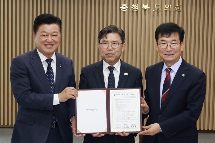 [청주=뉴시스] 신용한 지사(왼쪽)와 윤건영 교육감(오른쪽), 이상식 충북도의회 의장이 14일 충북도의회 의장실에서 무상급식 지원과 AI BIO 분야 인재 양성을 위한 합의서에 서명한 뒤 기념촬영을 하고 있다. (사진=충북도 제공) 2026.09.14. photo@newsis.com *재판매 및 DB 금지