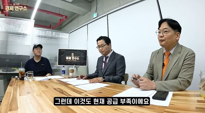 [서울=뉴시스] 주식 투자로 큰 수익을 냈지만 이를 가족에게 알리지 않았던 남성이 뒤늦게 아내와 장모가 투자 사실을 알게 되면서 고민에 빠진 사연이 전해졌다. (사진='그리구라' 유튜브 채널 캡처)