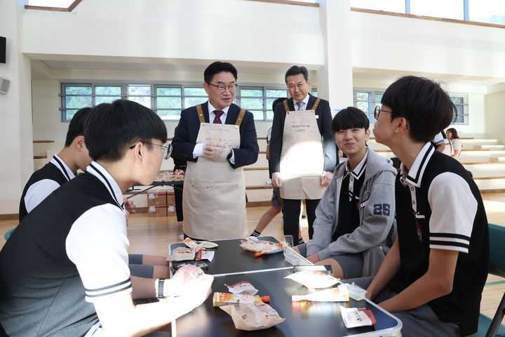 [창원=뉴시스]14일 권순기(가운데) 경남교육감이 창신중학교 아침간편식 현장을 찾아 학생들과 이야기를 나누고 있다.(사진=경남교육청 제공) 2026.09.14.photo@newsis.com *재판매 및 DB 금지