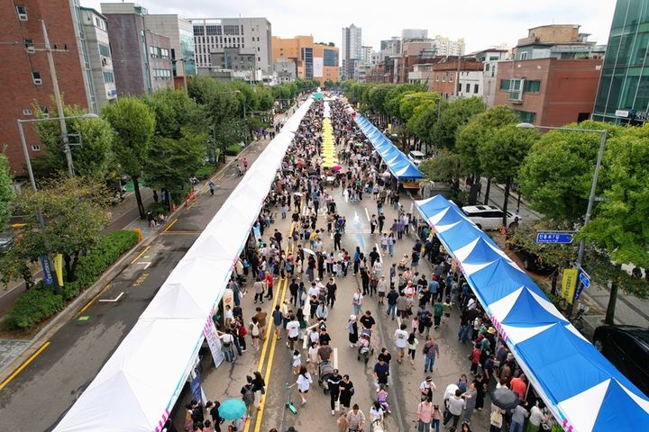 [서울=뉴시스] 지난해 열린 '제1회 은평 무차별대로 축제' 모습. (사진=은평구 제공) photo@newsis.com *재판매 및 DB 금지