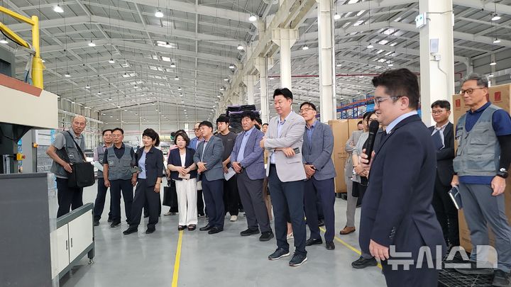 [군산=뉴시스] 전북도의회 경제산업건설위원회 김동구 위원장(군산2)과 박병철 의원(더불어민주당 비례대표), 전북자치도 이차전지탄소산업과와 시·군 담당자, 군산시 선정기업 대표 등이 14일 군산 소재 ㈜코어를 찾아 스마트공장의 실질적인 운영과 활용 성과를 점검하고 있다. 2026.09.14 *재판매 및 DB 금지