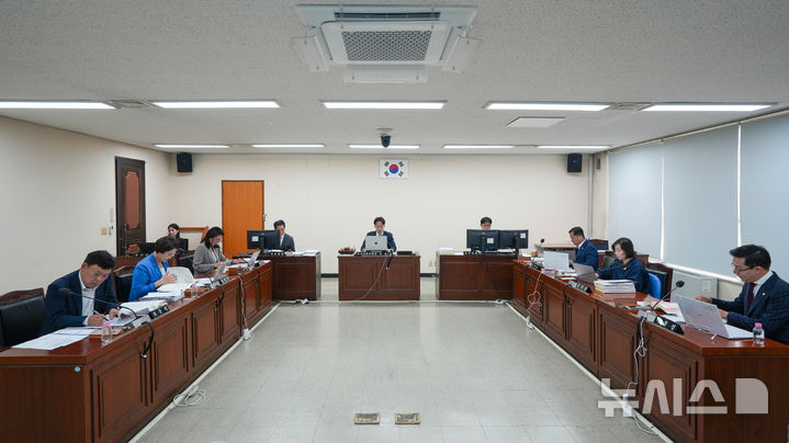 [안양=뉴시스] 결의안 채택에 앞서 도시교통위원회가 회의를 열고 있다. (사진=안양시 의회 제공).2026.09.14.photo@newsis.com