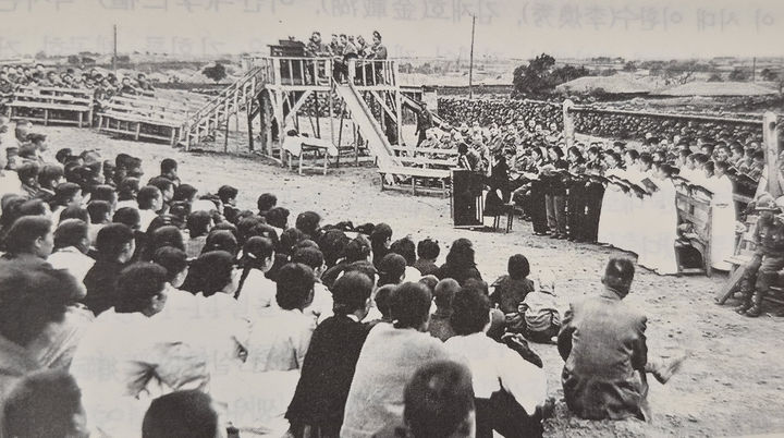 [제주=뉴시스] 한국전쟁 당시인 1951년 모슬포(현 제주 서귀포시 대정읍)에서 열린 피난민 등의 예배 모습. (사진=제주기독교 100년사에서 캡처) photo@newsis.com *재판매 및 DB 금지