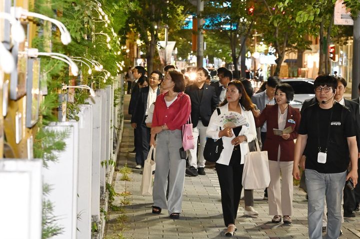 [대전=뉴시스] 조명휘 기자 = 대전 중구 원도심 일원에서 지난 11일부터 사흘간 열린 '2026 중구 국가유산 야행'에 참여한 시민들이 문화유산을 둘러보고 있다. (사진= 중구청 제공) *재판매 및 DB 금지
