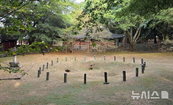 [제주=뉴시스] 임재영 기자 = 제주시 도심에 위치한 삼성혈. 13일 오후 아름드리 녹나무 사이로 세 신인이 솟아났다는 혈이 보였다. 2026.09.15. ijy788@newsis.com 