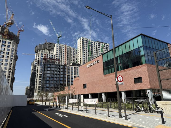 [서울=뉴시스] 주다영 인턴기자 서울 서초구 서울반포초등학교 전경. 학교 주변으로 아파트 단지가 밀집해 있다. *재판매 및 DB 금지