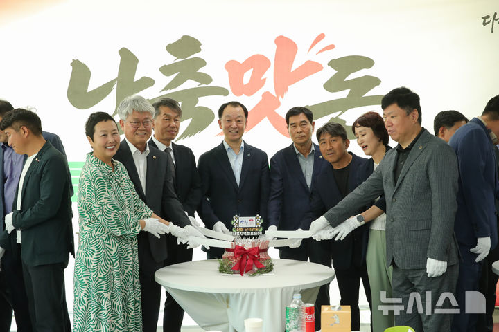 [세종=뉴시스]조용민 국립축산과학원장은 14일 경남 산청군에서 열린 '난축맛돈 내륙지역 최초 출하 기념식 및 시식회'에 참석해 첫 출하까지의 과정을 확인하고 생산·유통 현황을 점검하며 안정적인 산업화와 보급 확대 방안을 논의했다.(사진=농진청 제공)