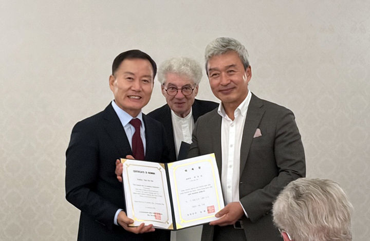 [신안=뉴시스]신안군 홍보대사 위촉. 왼쪽부터 김태성 신안군수, 마리오 보타 건축가, 박은선 작가. (사진=신안군 제공) 2026.09.14. photo@newsis.com *재판매 및 DB 금지
