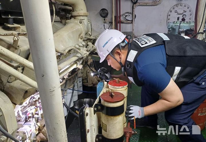[서울=뉴시스] 대천항 여객선 '신한고속훼리호' 기관실에서 점검을 시행하는 모습.
