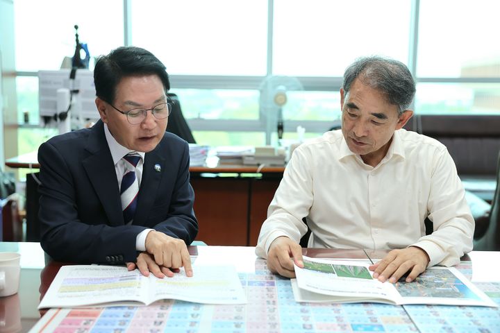 [고창=뉴시스] 14일 2027년도 고창군의 정부예산 확보차 국회를 방문한 심덕섭 고창군수(왼쪽)가 윤준병 국회의원(오른쪽)을 만나 고창군의 현안사업을 논의하고 있다. *재판매 및 DB 금지