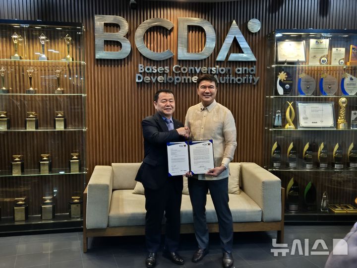 [세종=뉴시스]윤석대 사장은 14일 필리핀 타기그시 기지전환개발청(BCDA) 본사를 방문해 조슈아 빙캉 청장으로부터 우선협상대상자 지위 수여서를 전달받았다.(사진=수자원공사 제공)